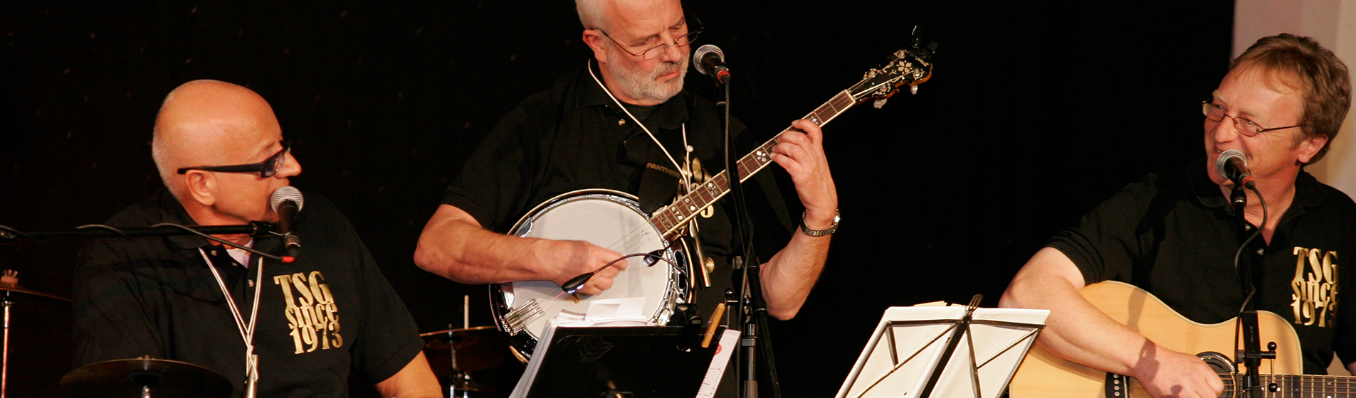 Drei Musiker der Timmendorfer Skiffle Group live auf der Bühne